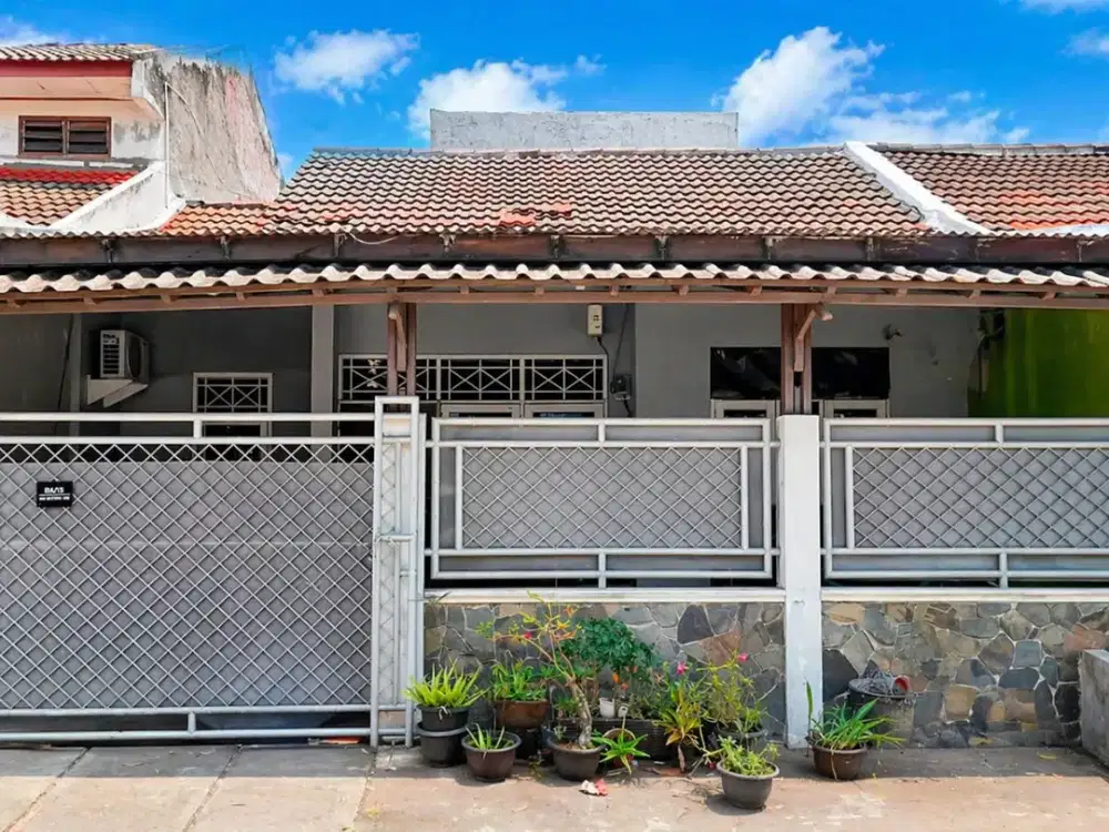 Pamulang villa rumah depan taman dalam komplek besar dekat jalan utama