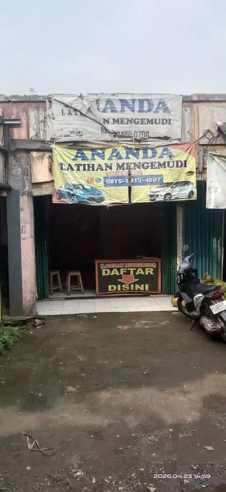 Kios di billabong  depan Akademi Polisi atas nama sendiri