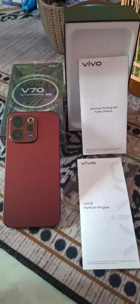 Vivo V70 12/256 gb