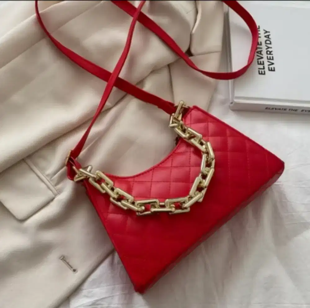 Tas merah tali rantai