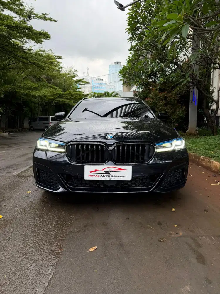 BMW 530i touring
2023
Black on black