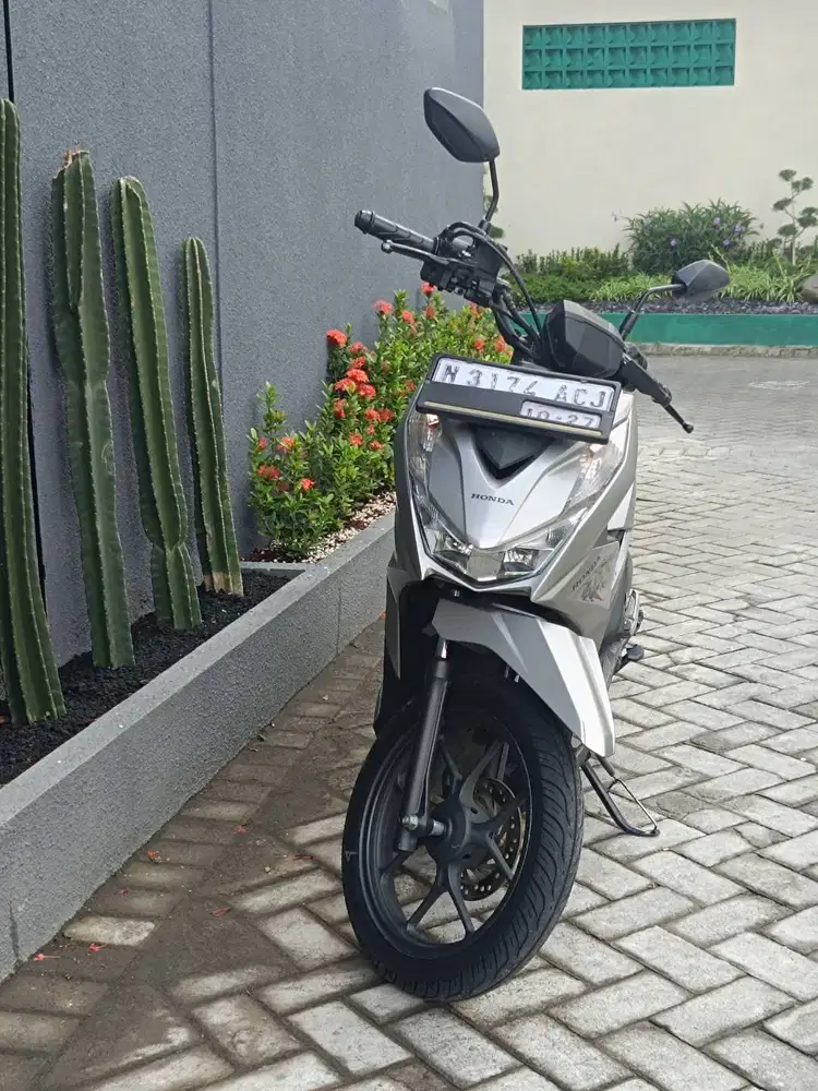 Honda Beat Street silver th. 2022