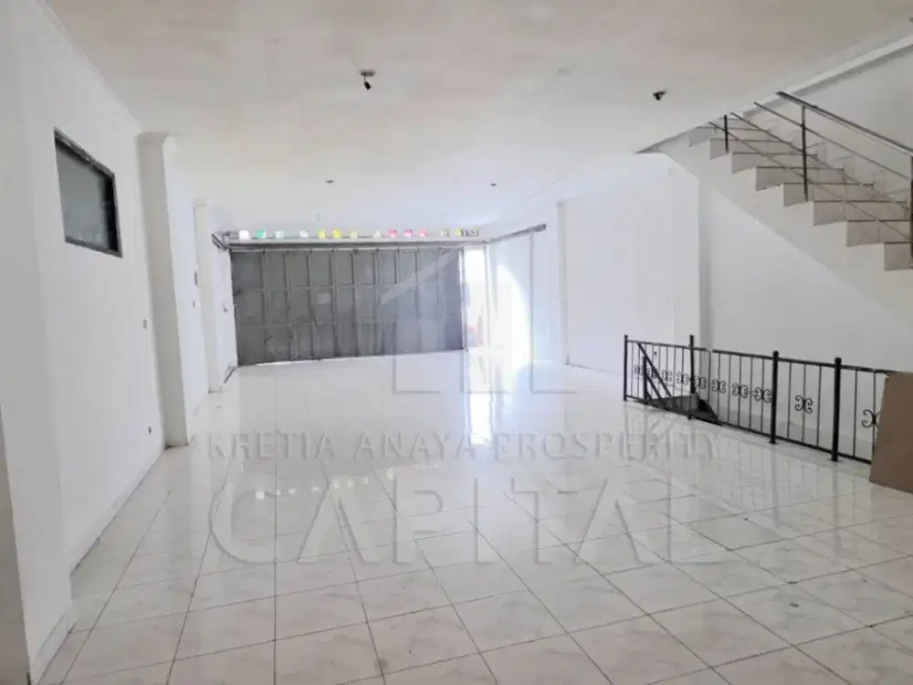 RUKO LUAS SIAP PAKAI DENGAN POSISI STRATEGIS RAMAI PINGGIR JALAN LEBAR DI CIHAMPELAS