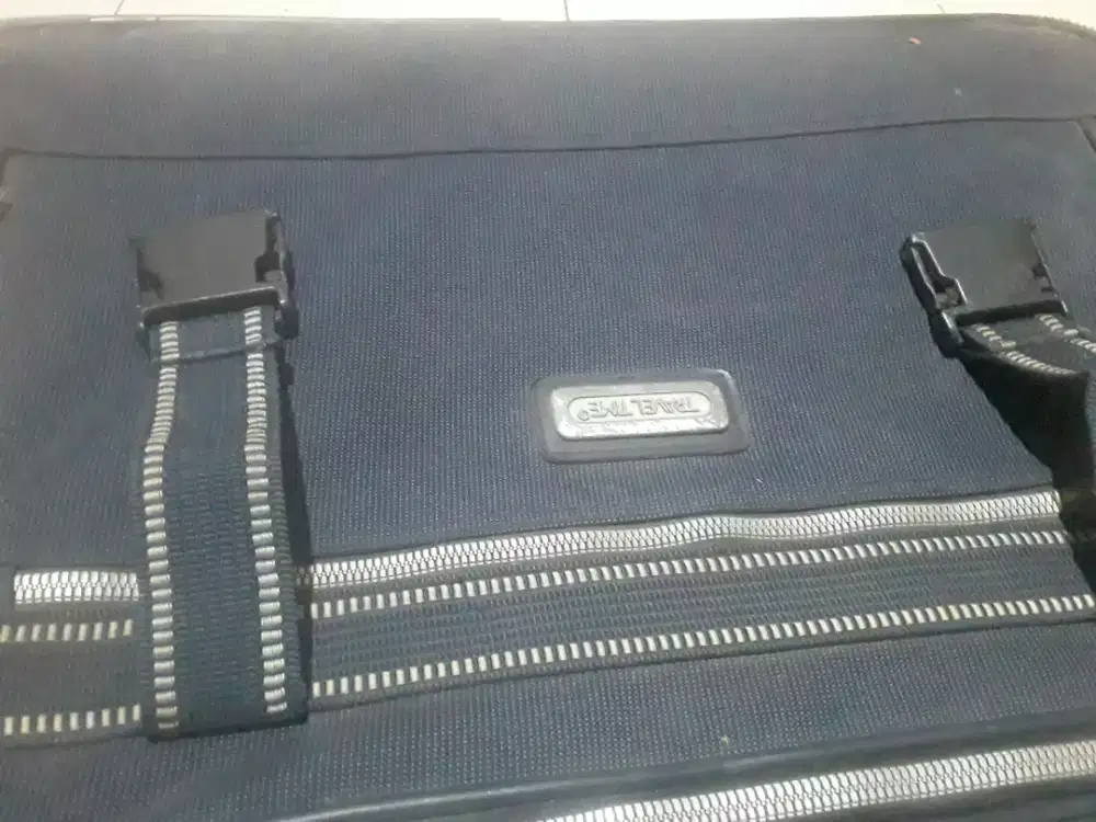 Traveling suitcase