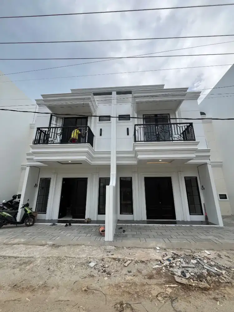 Di jual rumah 2 lantai ready dan siap huni dengan LT 80 LB 96