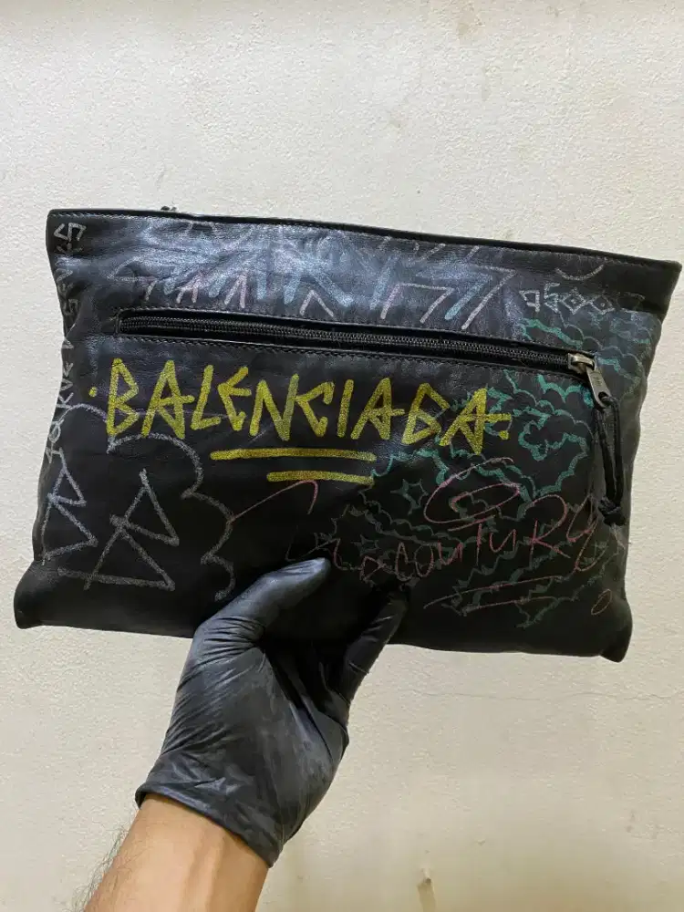 Balenciaga grafitti clutch handbag black leather original sale net pri