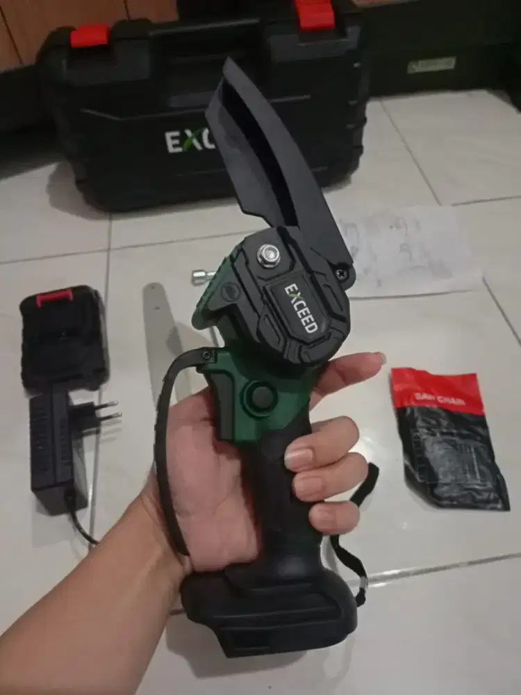 mesin chainsaw cordless batre merk exceed kondisi baru siap ok