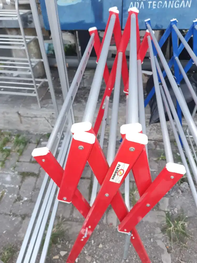 Jemuran W kecil matahari tebal dan kuat