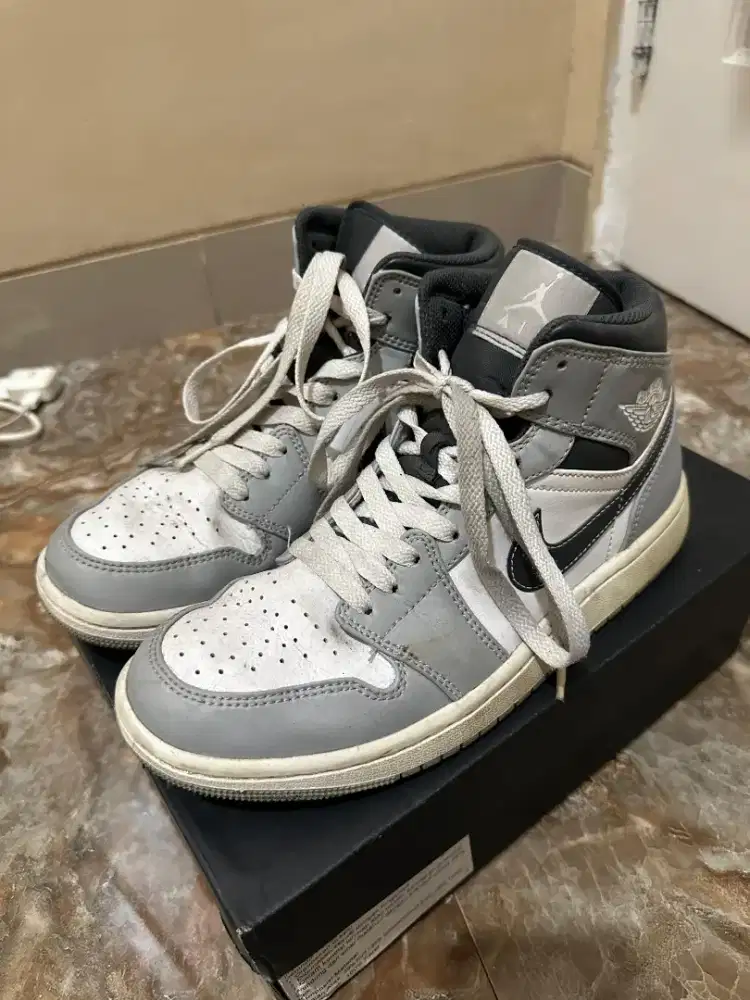 Air Jordan 1 Mid Light Smoke Gray