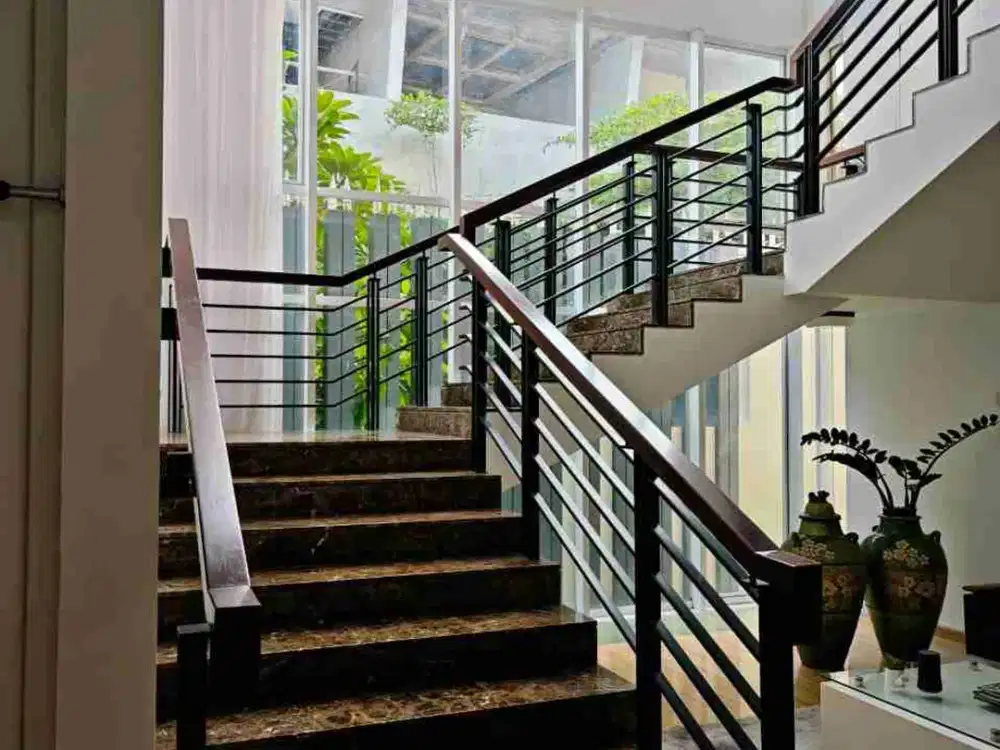 RUMAH MEWAH ELEGAN BEBAS BANJIR LOKASI STRATEGIS