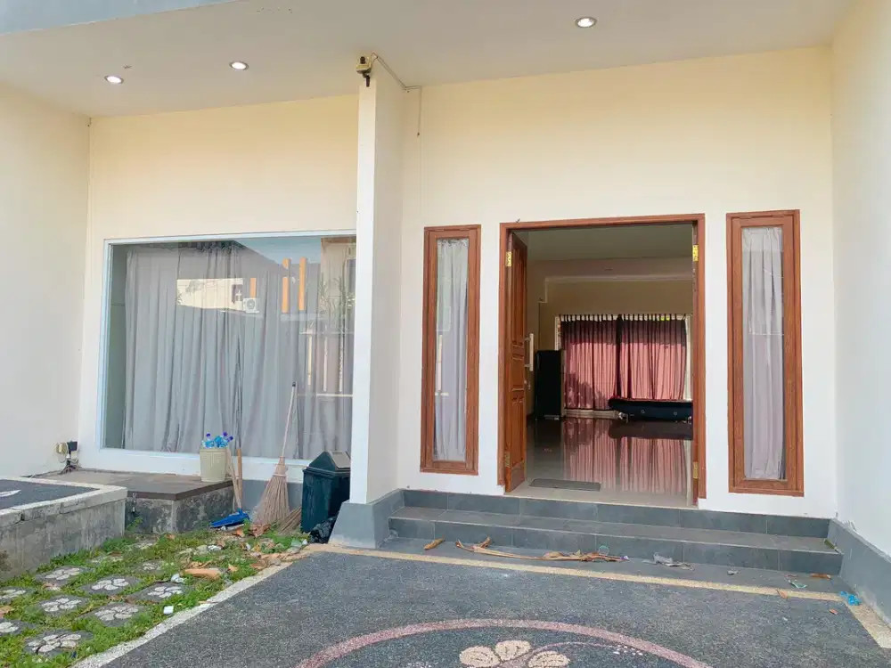 Rumah dengan kolam renang nuansa Villa di Udayana