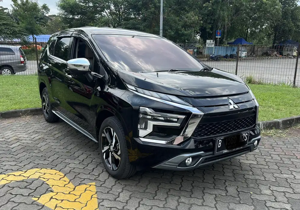 Mitsubishi Xpander Ultimate AT 2022 Hitam Facelift