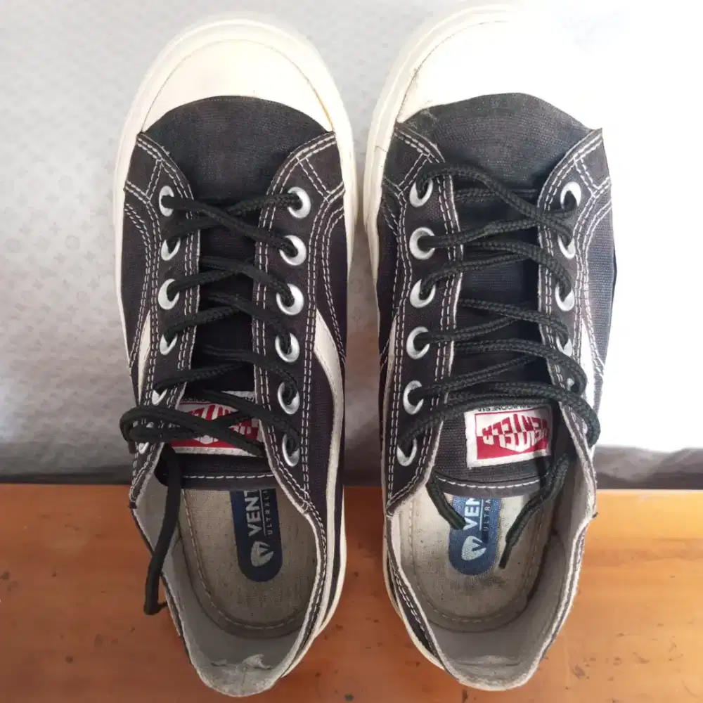 Dijual Dua sepatu sneaker unisex