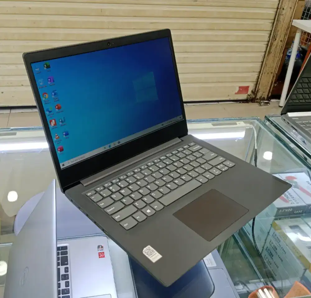 Laptop Lenovo Amd 3020e Ram 8gb Ssd 256 gb 14 inc siap pakai