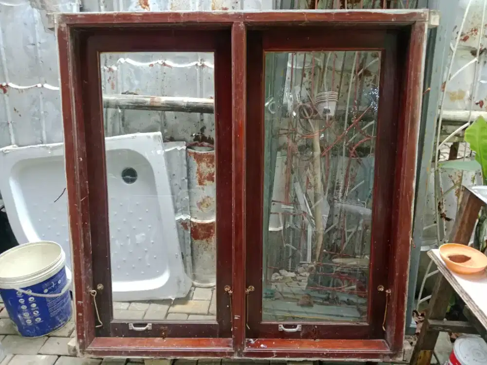Jendela gendong kayu kamper samarinda 136×138 bekas mulus
