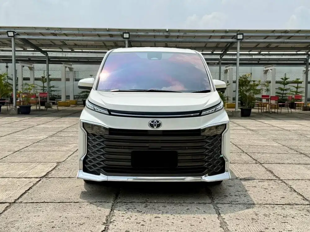 Toyota Voxy 2.0 automatic 2025