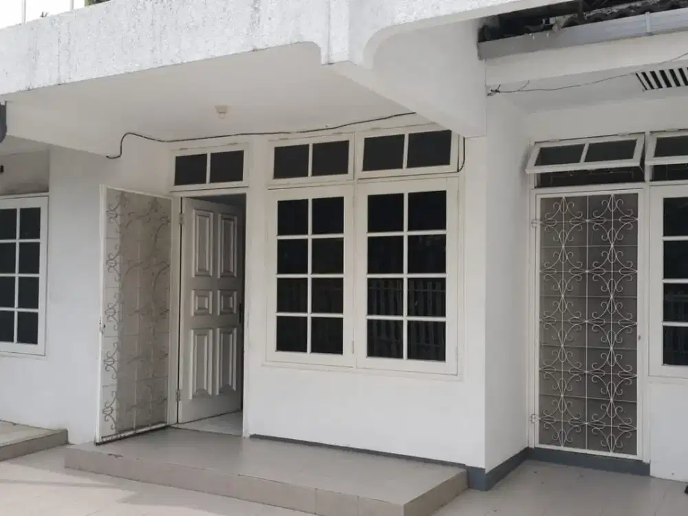DI SEWA KAN RUMAH DI KELAPA GADING JALAN KELAPA LILIN 8 DEKAT DENGAN MALL 65 NEGO
