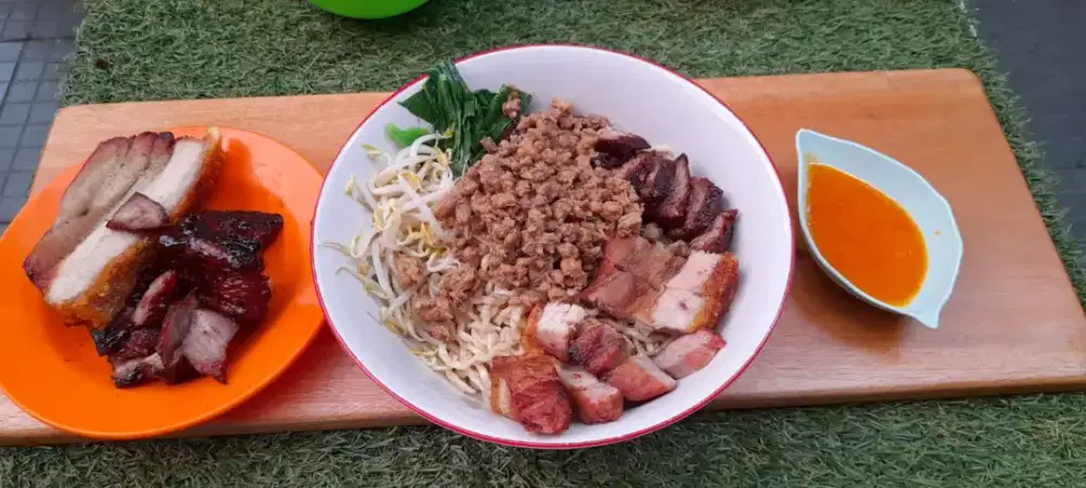 Waiters wanita bakmie non halal