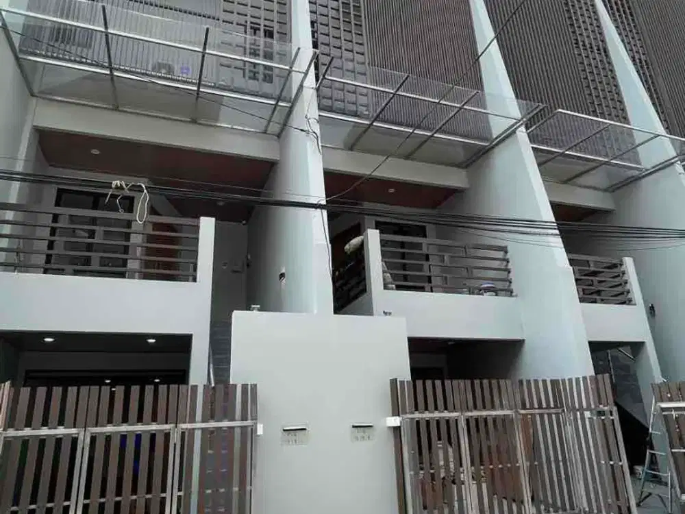 Dijual Rumah Baru Semi Furnished Bebas Banjir di Kavling Polri Jelambar