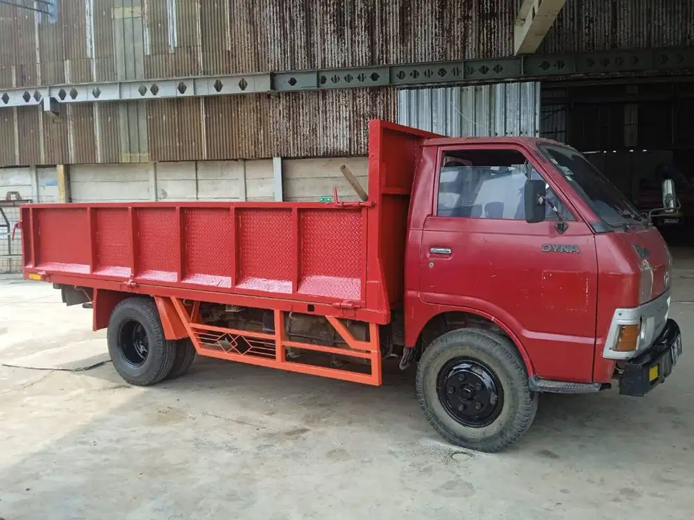 Toyota Dyna Rino 2001 Merah