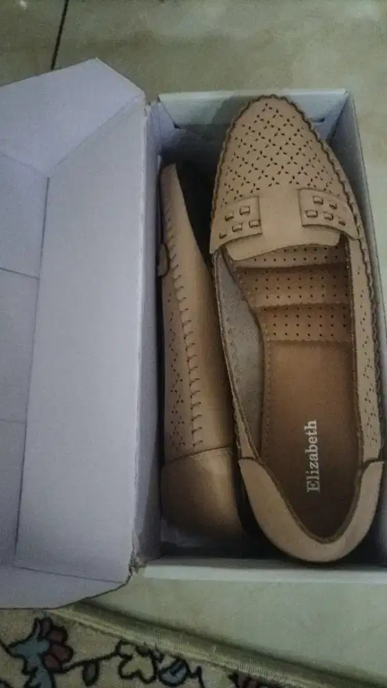 Sepatu Elizabeth baru
