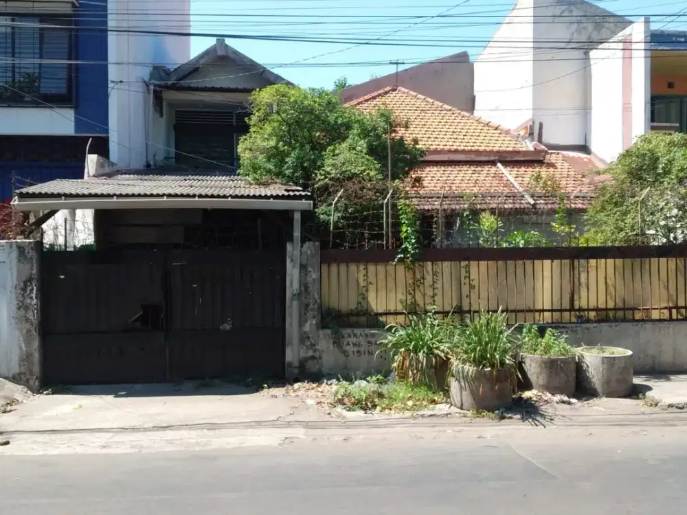 Rumah Jalan Patua, Pusat Kota Surabaya, dekat Kalibutuh, Lokasi stategis