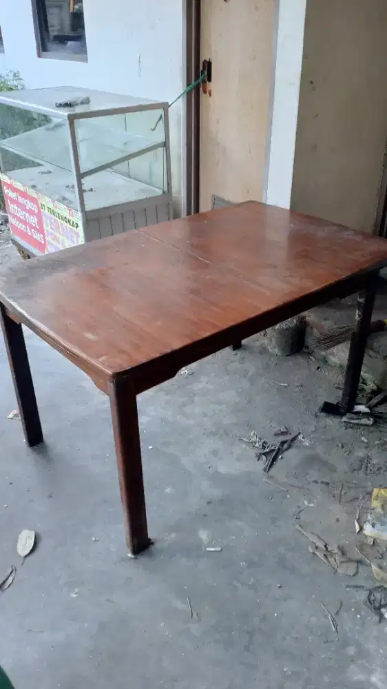 Meja makan bekas