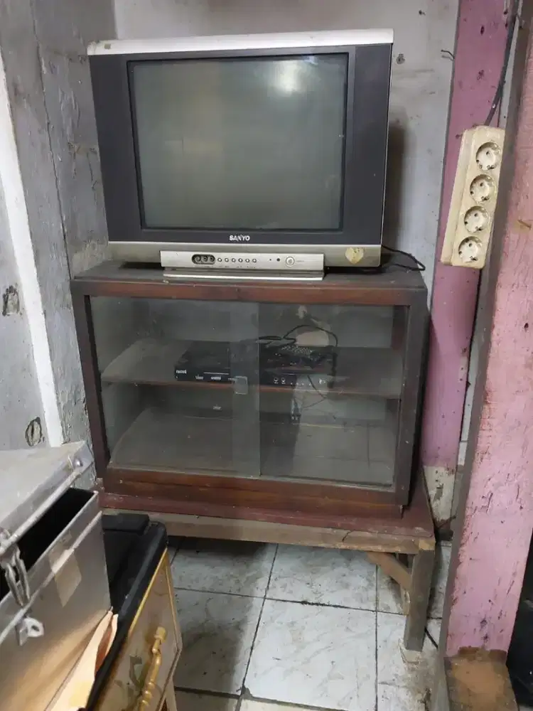 Jual cepat etalase ex warung dan TV konde..