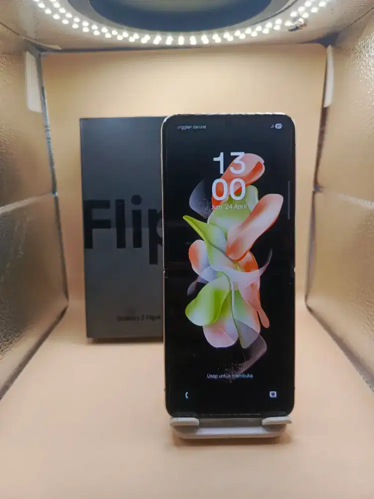 SAMSUNG Z FLIP 4 5G RAM 8/256GB ORIGINAL SEIN MULUS NORMAL FULLSHET

T