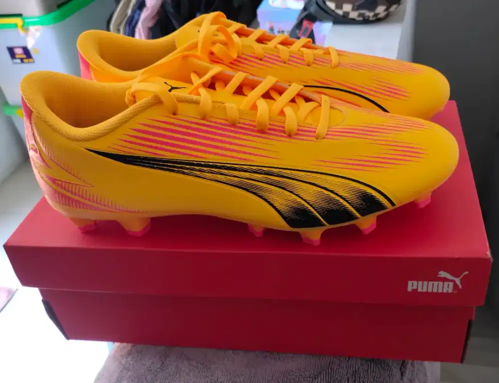 Sepatu bola puma
