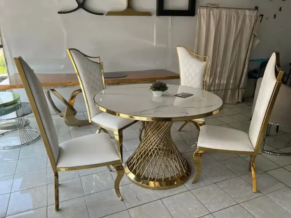 Meja Makan Modern