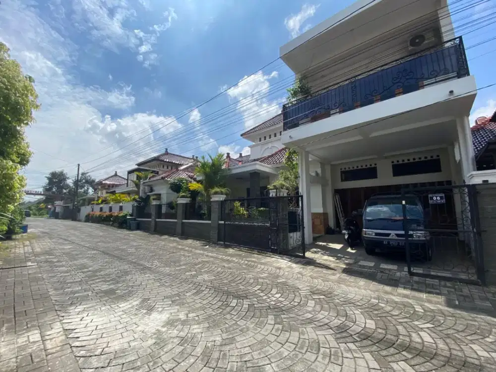RUMAH MEWAH BESAR LAPANG DI MAGUWOHARJO, DEKAT TK/SD BUDI MULIA TAJEM,KAMPUS UPN