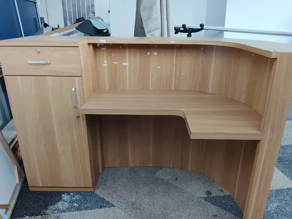 MEJA RESEPSIONIS MELENGKUNG