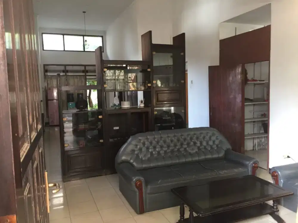 JUAL CEPAT! RUMAH FULL FURNISHED SIAP HUNI – STRATEGIS DEKAT PASAR SENEN