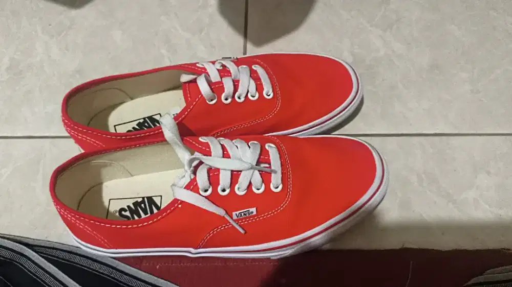 Dijual sepatu Vans ORIGINAL pria  NEGO HALUS