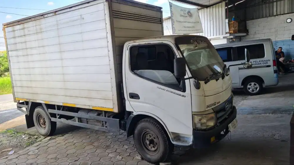 Truck hino dutro 2013 jos jiss warna putih