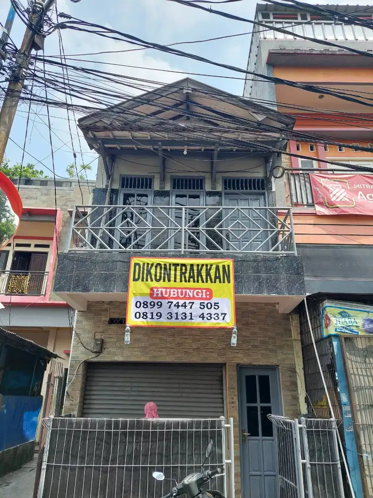 Dikontrakkan rumah 3 lantai (tahunan) pinggir jalan besar (strategis)