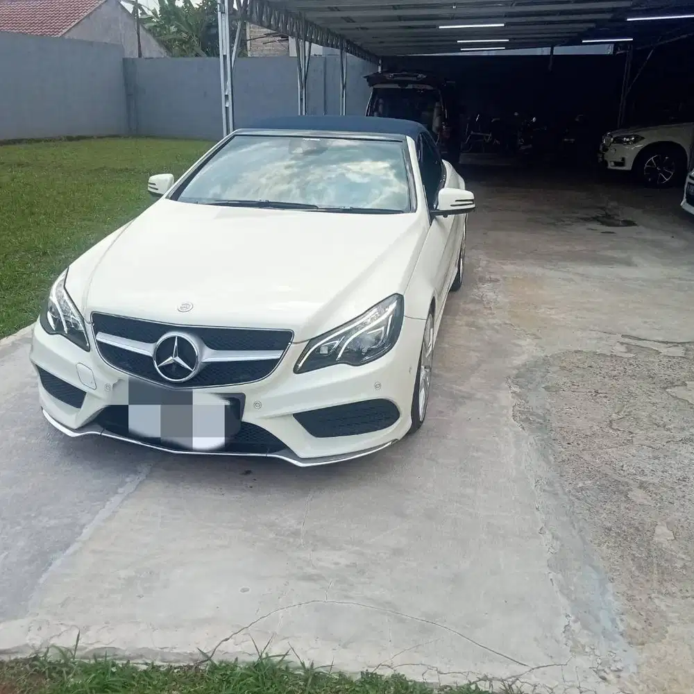 Mercedes Benz Mercy E 200 Cabriolet Coupe White on Roof Black Canvas