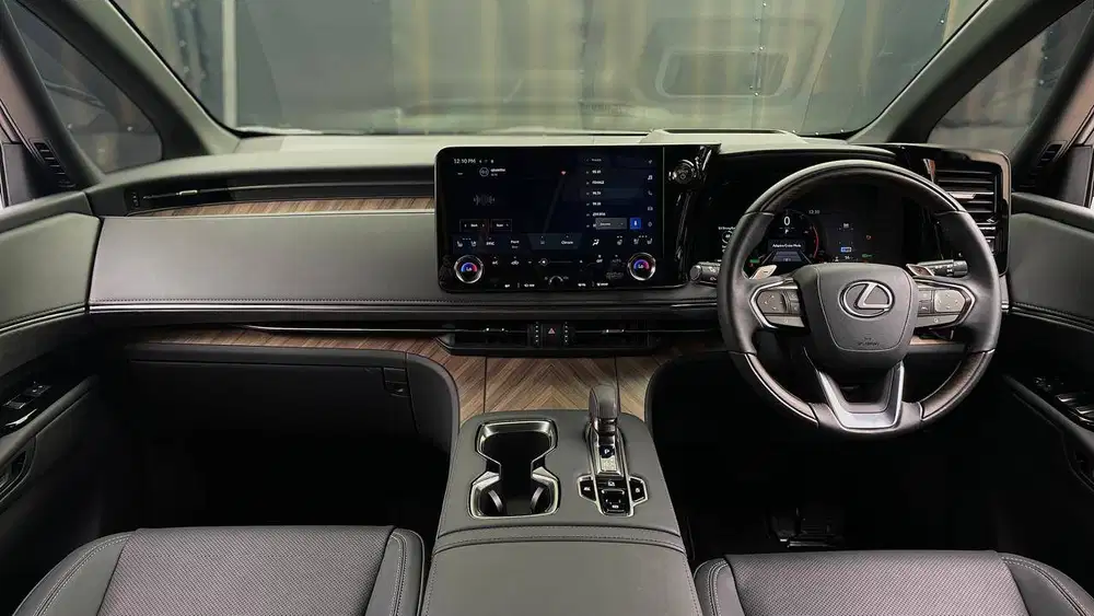 Lexus LM350h Hybrid 7-Seater Pemakaian 2025 Black On Black NIK 2024 Ak