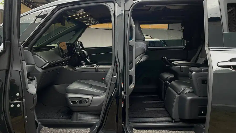 Lexus LM350h Hybrid 7-Seater Pemakaian 2025 Black On Black NIK 2024 Ak