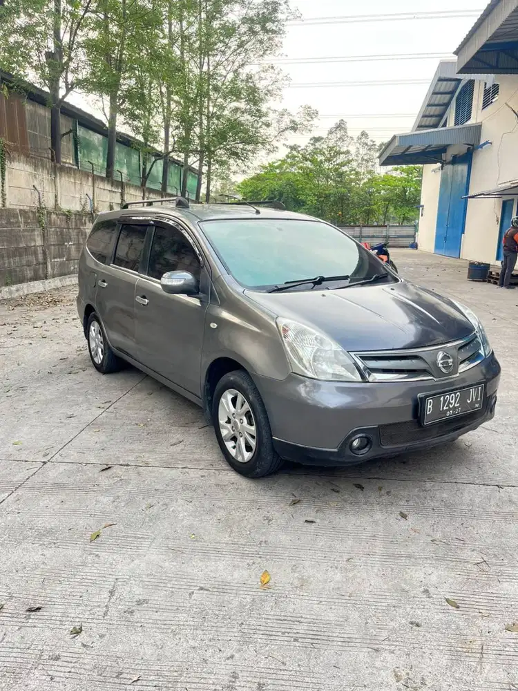 GRAND LIVINA 2012 A/T