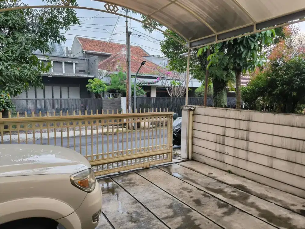 Rumah Belanda bangunan lama terawat lokasi eksklusif jarang ada Jalan sayap Riau