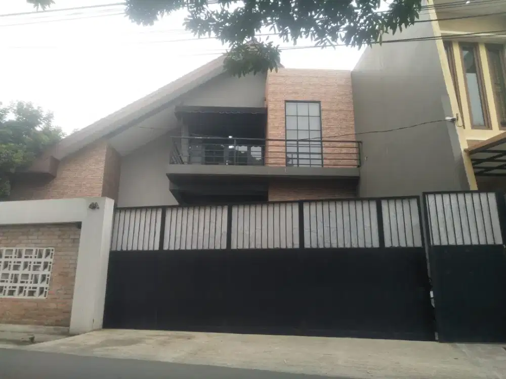 Di jual Kantor/rumah tinggal di lokasi strategis di Bintaro