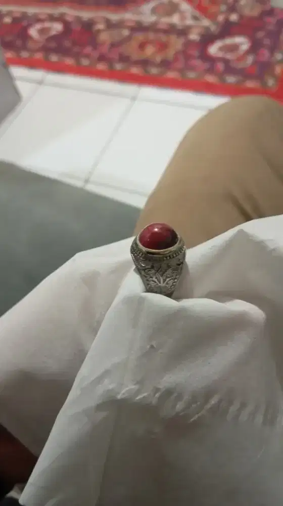 Cincin batu ruby warna unik