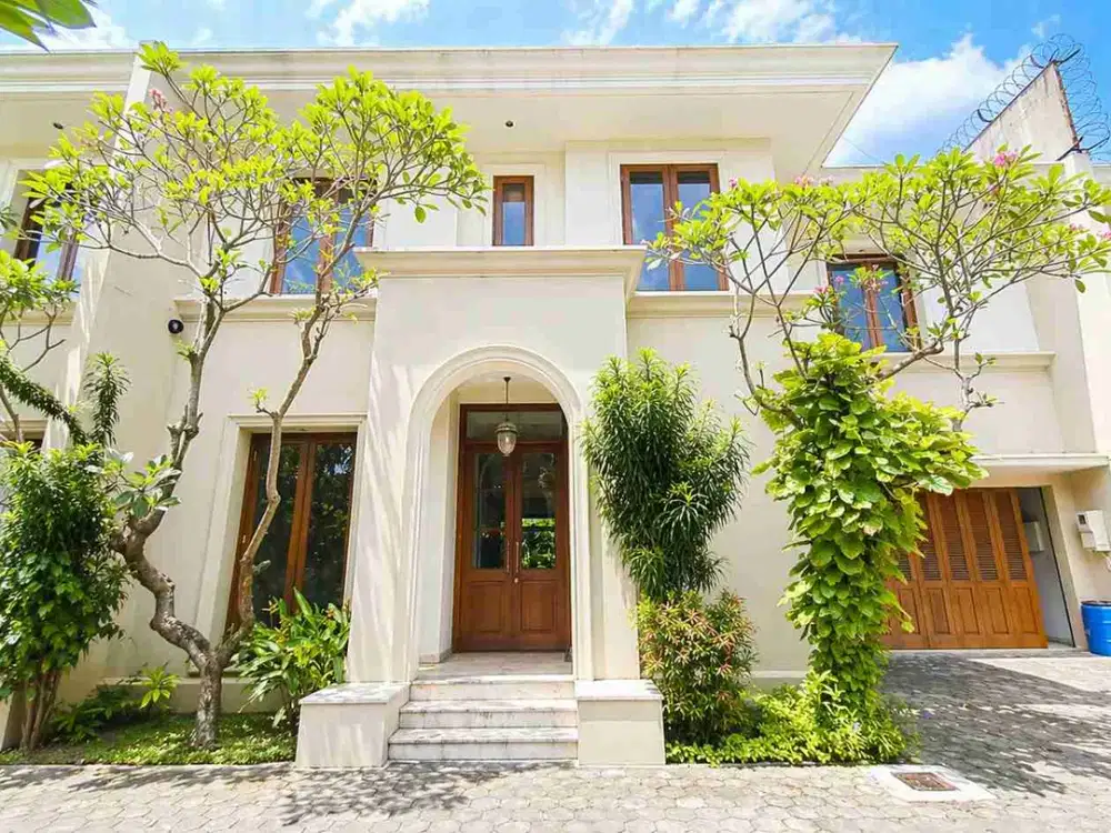 Elegan tropical Home In Kemang - 700 m2 Private Pool And Lush Garden