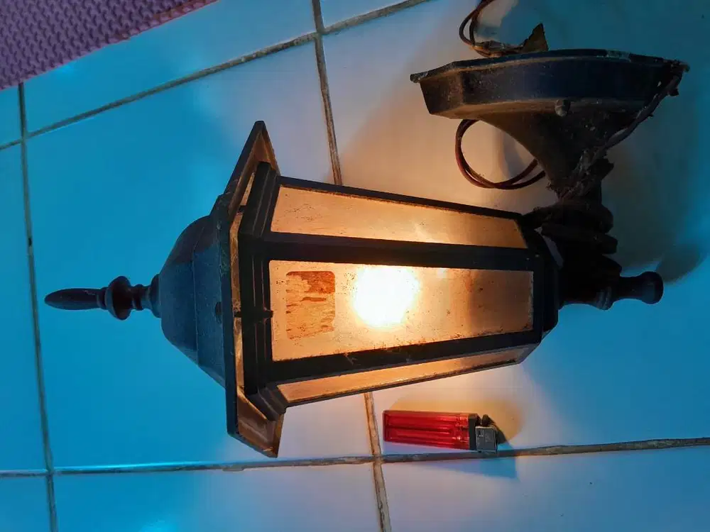 Lampu dinding klasik antik