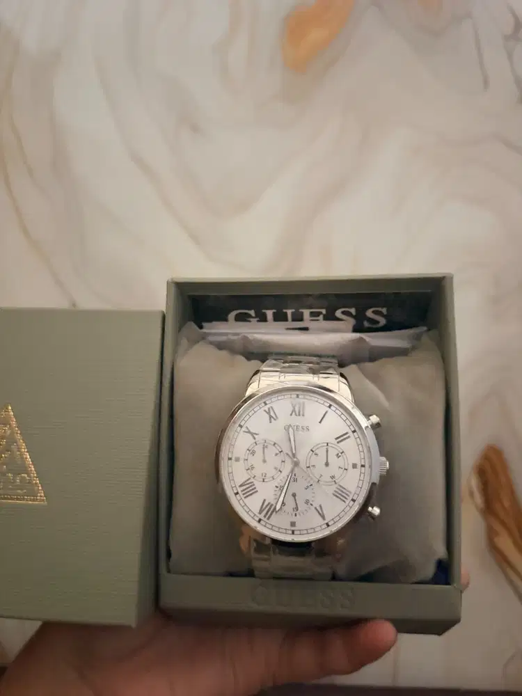 merek guess,di beli tahun 2022