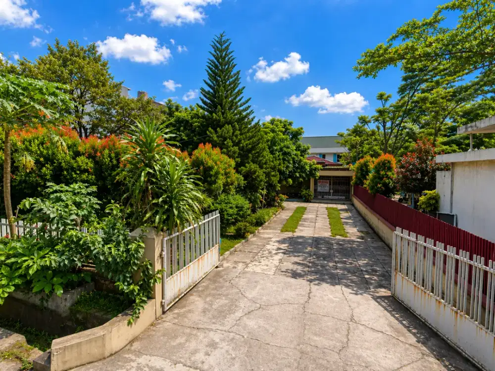 RUMAH DIJUAL DI PINGGIR JALAN RONGGOWARSITO RIAU TANAH LUAS COCOK UNTUK BISNIS