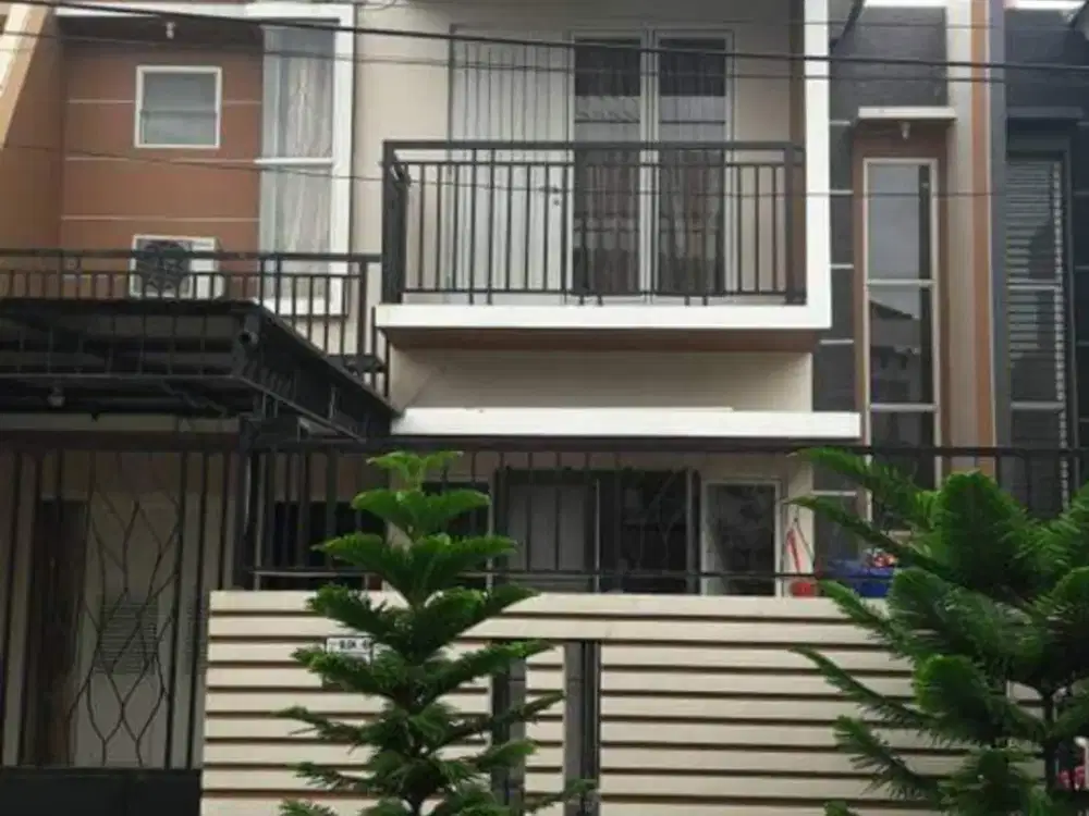 Dijual Rumah Elegan 2 Lantai di Metland Menteng JGC, Gudang & Carport 2 Mobil