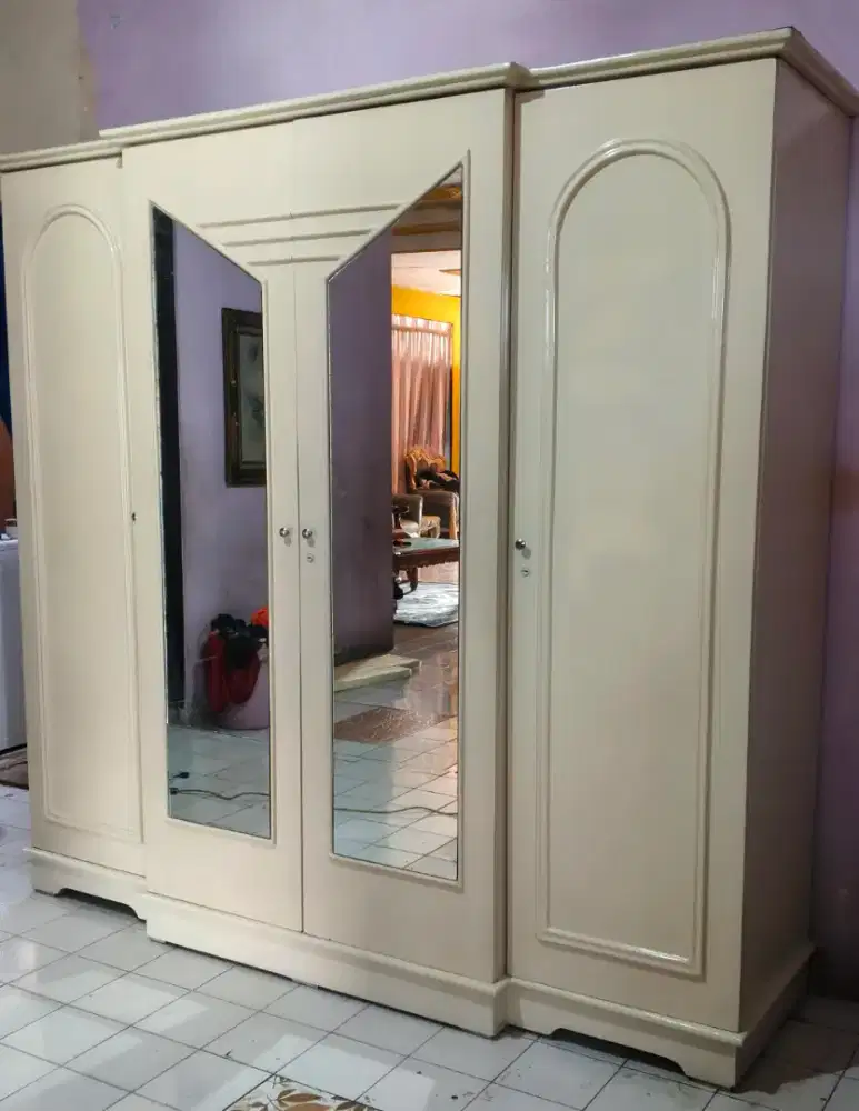 Lemari baju 4 pintu